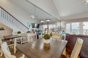 Dining - Gulf-front third-floor condo with WiFi, pool, beach boardwalk & central AC (Destin)