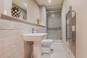 A modern bathroom with a sink, toilet, and shower. - The Chic Escape in Leeds (Leeds)
