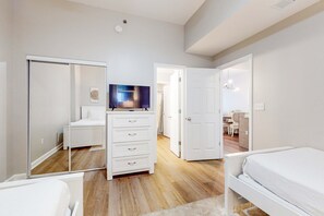 2 habitaciones, tabla de planchar con plancha, wifi y ropa de cama 