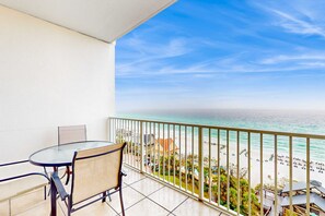 Outdoor dining - Bright getaway w/ gorgeous views - close to restaurants (Miramar Beach)