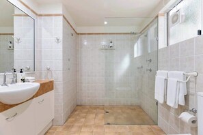 Shower, hair dryer, shampoo - Yasmin at Coral Horizons: Retro Vibes on the Beach (Palm Cove)