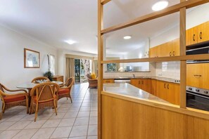 Fridge, microwave, oven, stovetop - Yasmin at Coral Horizons: Retro Vibes on the Beach (Palm Cove)