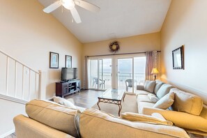 TV, DVD player, offices - Oceanfront condo with AC, WiFi, pool & seasonal beach service (Destin)