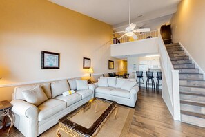 TV, DVD player, offices - Oceanfront condo with AC, WiFi, pool & seasonal beach service (Destin)