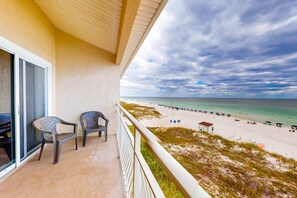 Property grounds - Oceanfront condo with AC, WiFi, pool & seasonal beach service (Destin)