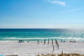 On the beach - Oceanfront condo with AC, WiFi, pool & seasonal beach service (Destin)