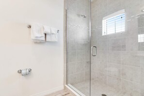 Shower, hair dryer, towels - Dog-friendly townhouse with two pools, hot tub, easy beach access, bikes, & deck (Perdido Key)