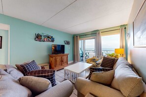 TV, DVD player, offices - Cozy Gulf-front condo with 2 beach chairs - short distance to entertainment (Fort Walton Beach)