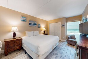2 bedrooms, iron/ironing board, WiFi, bed sheets - Cozy Gulf-front condo with 2 beach chairs - short distance to entertainment (Fort Walton Beach)