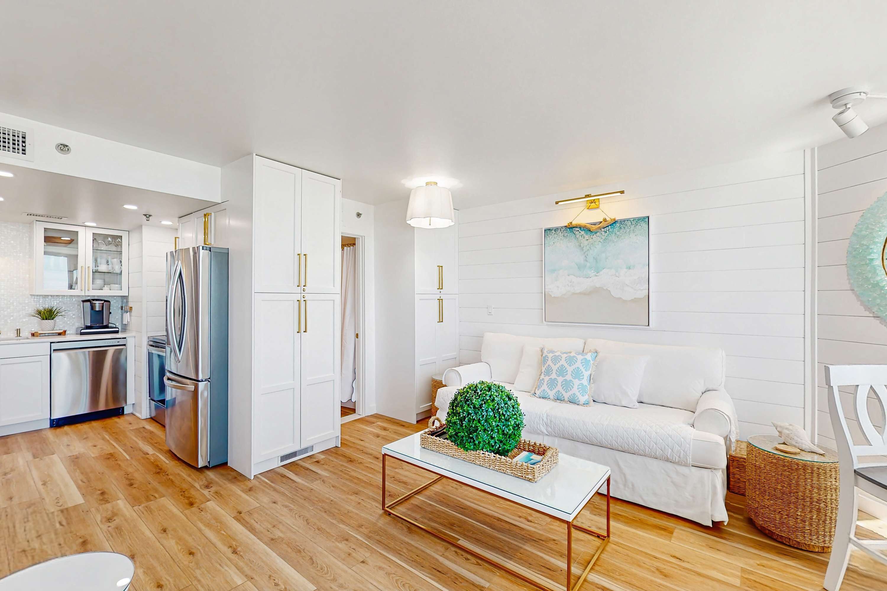 Televisión, reproductor de DVD y oficina 