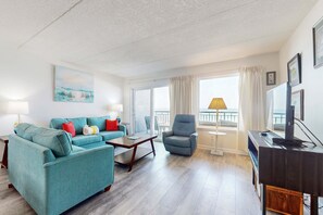 TV, DVD player, offices - 3rd-floor open, airy condo with great views - close to dining (Fort Walton Beach)