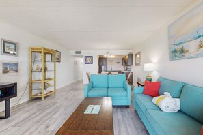 TV, DVD player, offices - 3rd-floor open, airy condo with great views - close to dining (Fort Walton Beach)