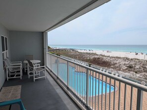Property grounds - 3rd-floor beachfront condo with Gulf views, pool, gym, balcony, W&D, central AC (Fort Walton Beach)