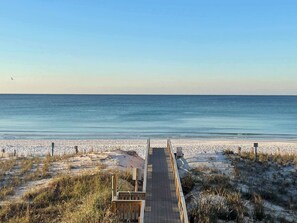 On the beach - 3rd-floor beachfront condo with Gulf views, pool, gym, balcony, W&D, central AC (Fort Walton Beach)