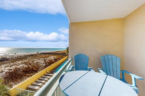 Outdoor dining - Stylish beach getaway with shared pool, private balcony, gulf views & fast WiFi (Fort Walton Beach)