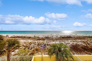 On the beach - Stylish beach getaway with shared pool, private balcony, gulf views & fast WiFi (Fort Walton Beach)