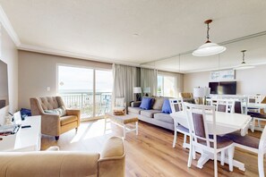 TV, offices - Stylish beach getaway with shared pool, private balcony, gulf views & fast WiFi (Fort Walton Beach)