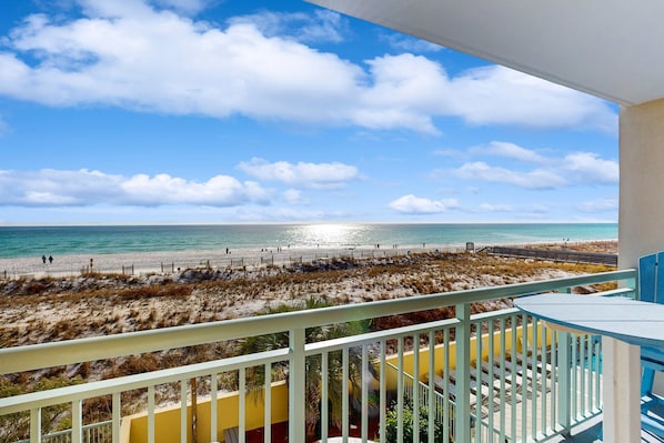 Outdoor dining - Stylish beach getaway with shared pool, private balcony, gulf views & fast WiFi (Fort Walton Beach)