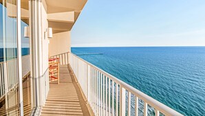 Ein Balkon mit Blick auf das Meer und einen Pier in der Ferne.