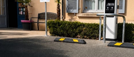 Electric vehicle charging station