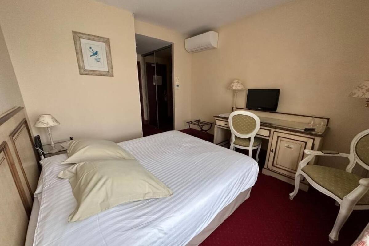 Minibar, desk, free WiFi, bed sheets