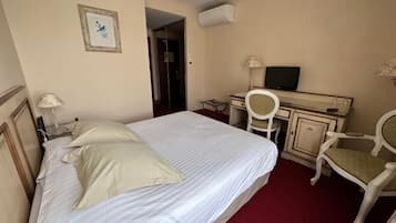 Minibar, escritorio, wifi gratis y ropa de cama