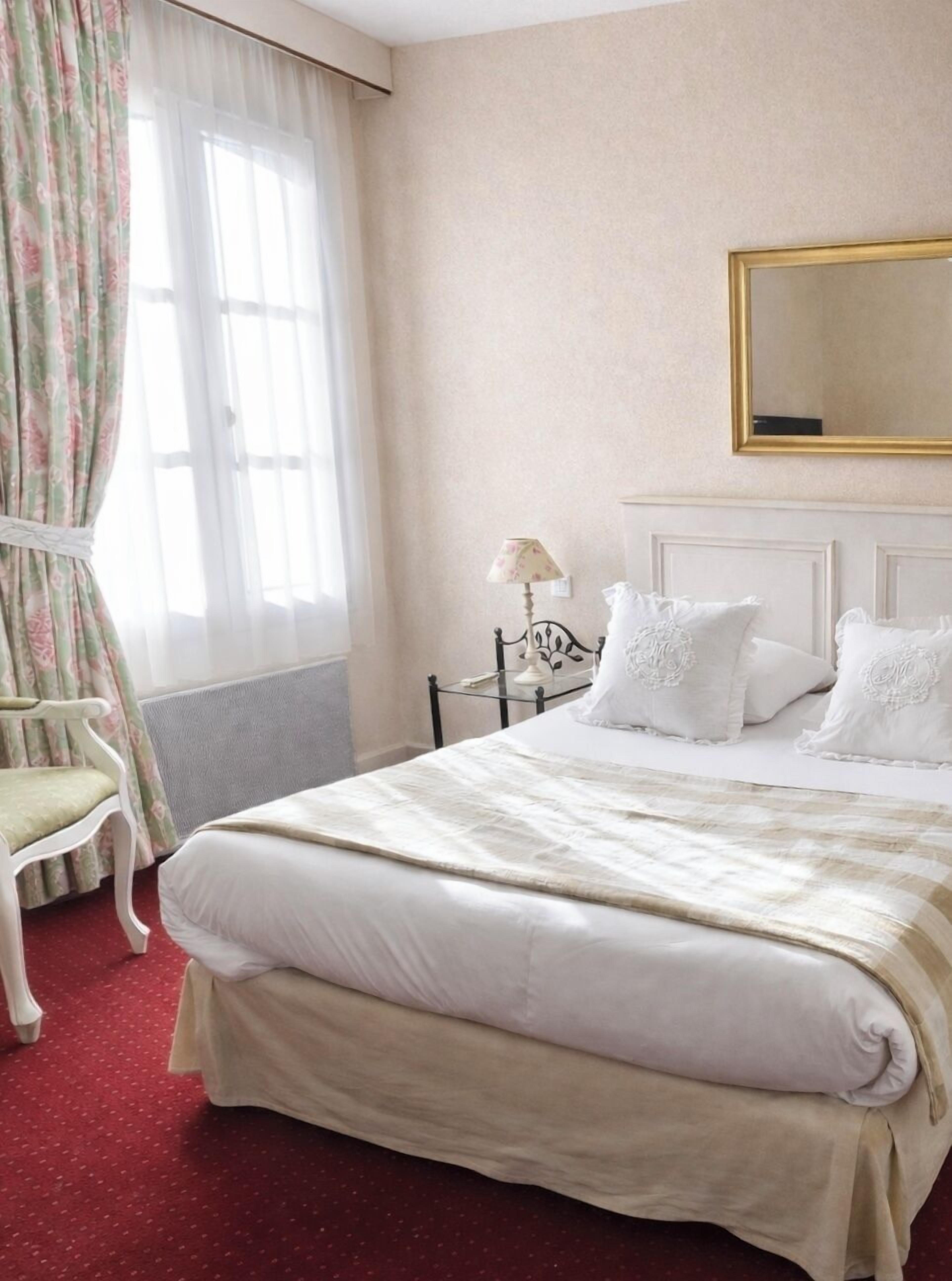 Minibar, bureau, Wi-Fi gratuit, draps fournis