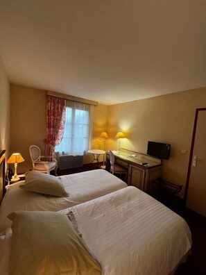 Superior Double or Twin Room, Courtyard Area - Hôtel Le Domaine de l'Orangerie (Bonnat)