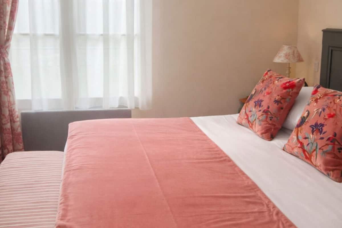 Minibar, bureau, Wi-Fi gratuit, draps fournis