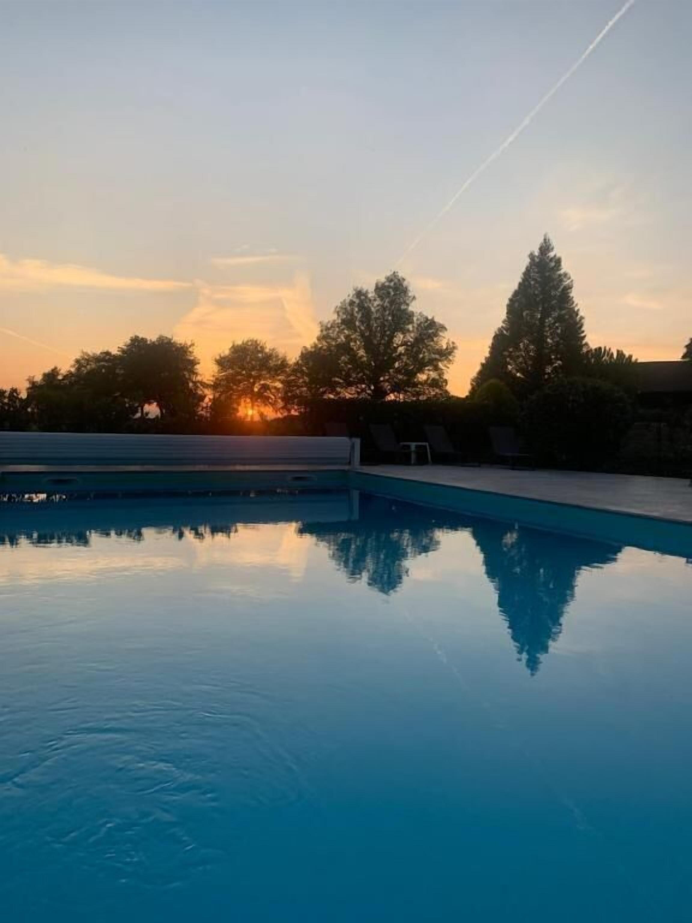 季節性室外泳池；09:00 至 19:00 開放；免費小屋、泳池傘