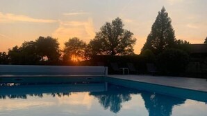 Una piscina con vista despejada al atardecer.