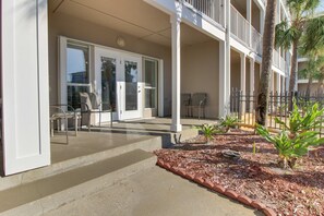 Terrace/patio - Cozy, top-floor beachfront condo with pool, pool spa, & beach access (Perdido Key)