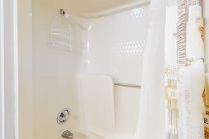 Shower, towels - Water-view studio with pool, central AC, tennis & sauna (Panama City Beach)