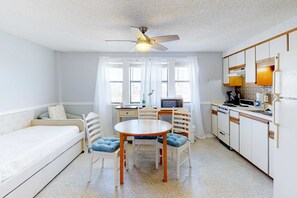 Interior - Water-view studio with pool, central AC, tennis & sauna (Panama City Beach)
