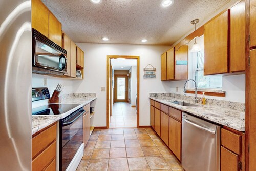 Cozy coastal home with a private pool and close to Johnson Beach