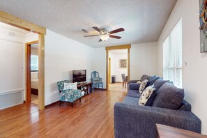 TV, offices - Cozy coastal home with a private pool and close to Johnson Beach (Perdido Key)