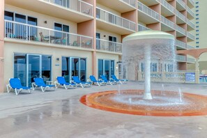 Terrace/patio - Oceanfront condo with pool, hot tub, splash pad & gym - great location (Panama City Beach)