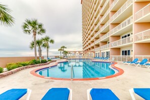 Pool - Oceanfront condo with pool, hot tub, splash pad & gym - great location (Panama City Beach)