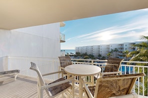 Outdoor dining - Inviting Condo On Okaloosa Island Children's Playground, 2 Hot Tubs (Fort Walton Beach)