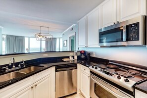 Fridge, microwave, oven, stovetop - Exquisite, Gulf-front, 1st-floor condo At Waterscape Waterfall, lazy river (Fort Walton Beach)