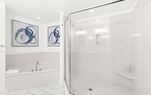 Shower, towels - Spacious, Cozy Condo On Okaloosa Island 490 Feet Of Private Beach (Fort Walton Beach)
