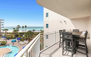 Outdoor dining - Spacious, Cozy Condo On Okaloosa Island 490 Feet Of Private Beach (Fort Walton Beach)