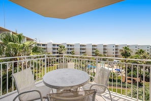 Outdoor dining - 5th Floor Beautifully Decorated Condo At Waterscape Waterfall, Lazy River (Fort Walton Beach)