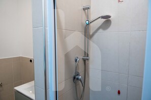 淋浴設備、坐浴桶、提供毛巾、廁紙