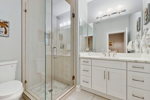 Shower, towels - Condo near the beach with outdoor pool, BBQ, washer/dryer, streaming, central AC (Santa Rosa Beach)