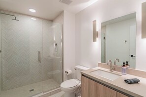 Yhden hengen huone, 1 keskisuuri parisänky, tupakointi kielletty, kaupunkinäköala | Kylpyhuone | Suihku, ilmaiset hygieniatuotteet, hiustenkuivaaja, pyyhkeet