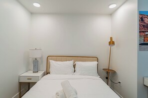 Eenpersoonskamer, 1 queensize bed, niet-roken, uitzicht op de stad | Een bureau, een laptopwerkplek, een strijkplank/strijkijzer, gratis wifi