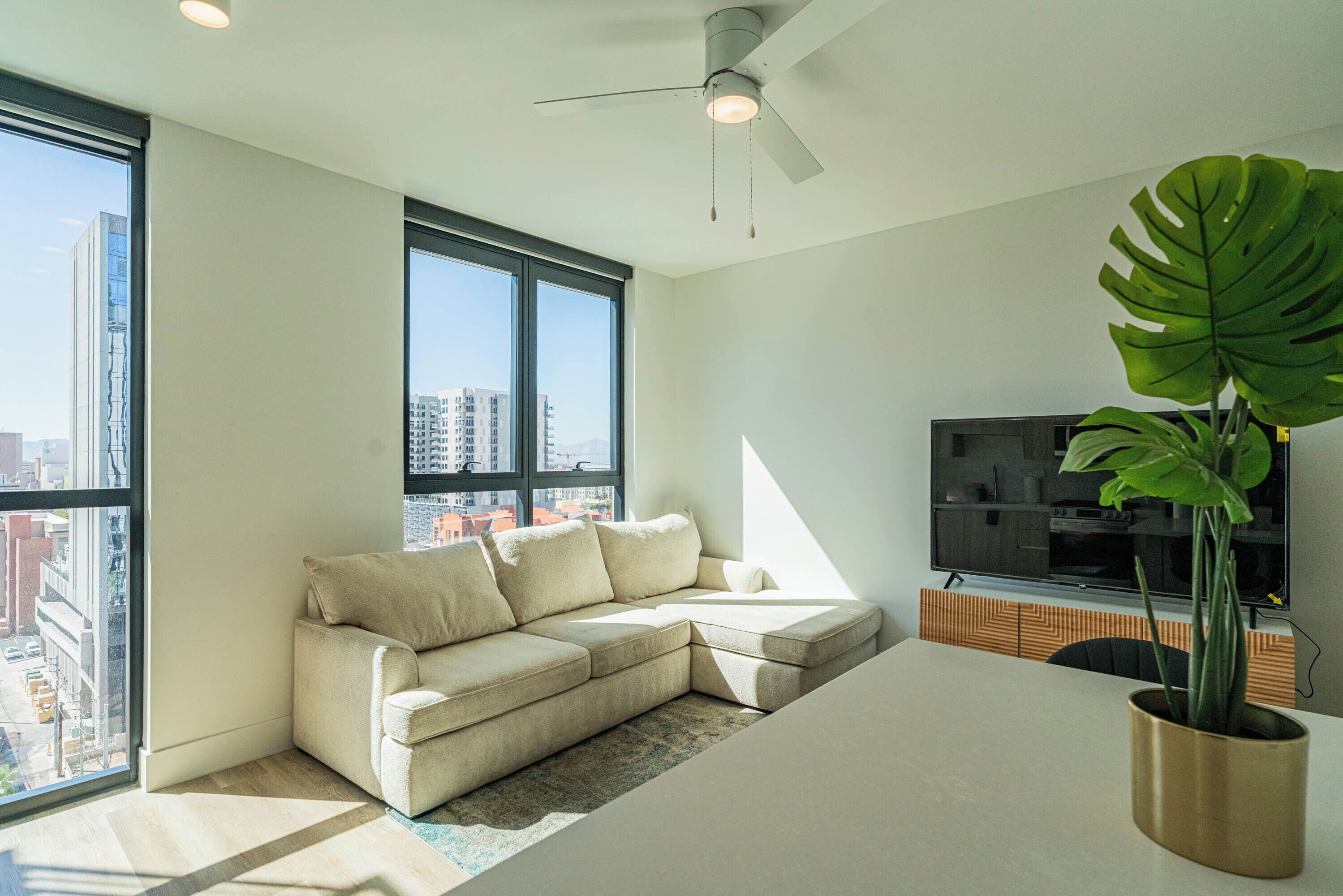 Yhden hengen huone, 1 keskisuuri parisänky, tupakointi kielletty, kaupunkinäköala | Oleskelualue