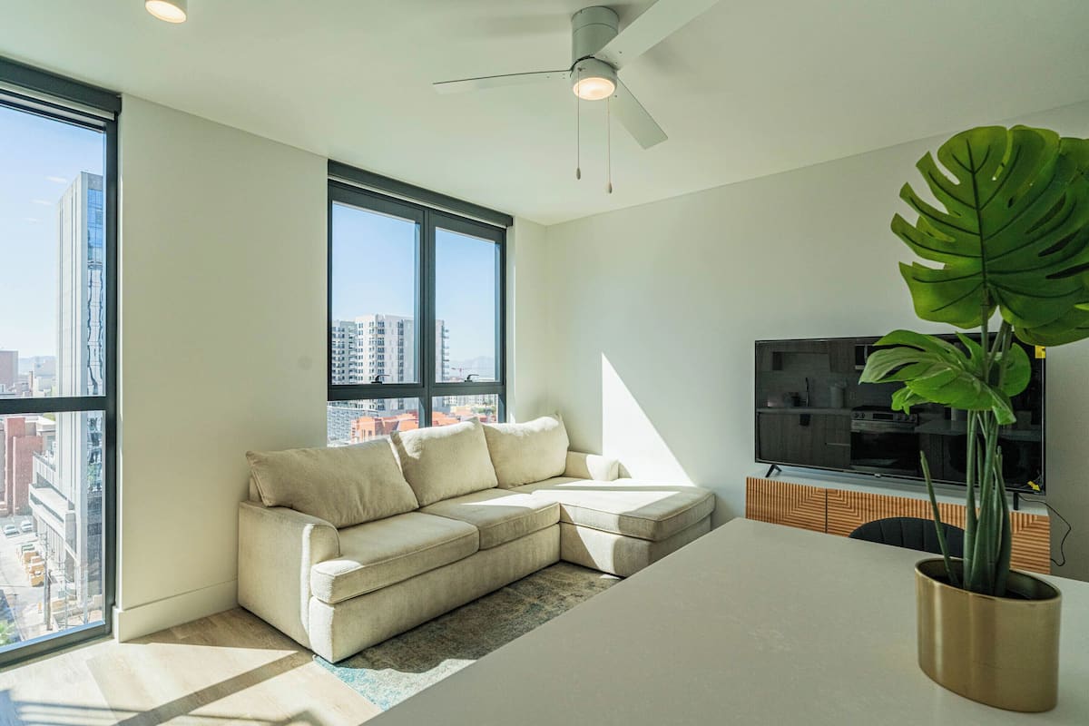 Yhden hengen huone, 1 keskisuuri parisänky, tupakointi kielletty, kaupunkinäköala | Oleskelualue