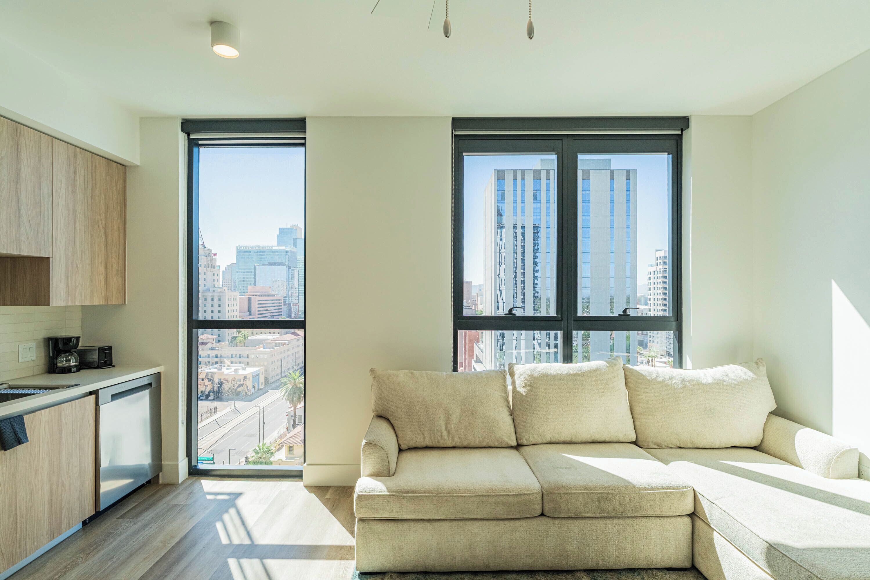 Single Room, 1 Queen Bed, Non Smoking, City View | Living area